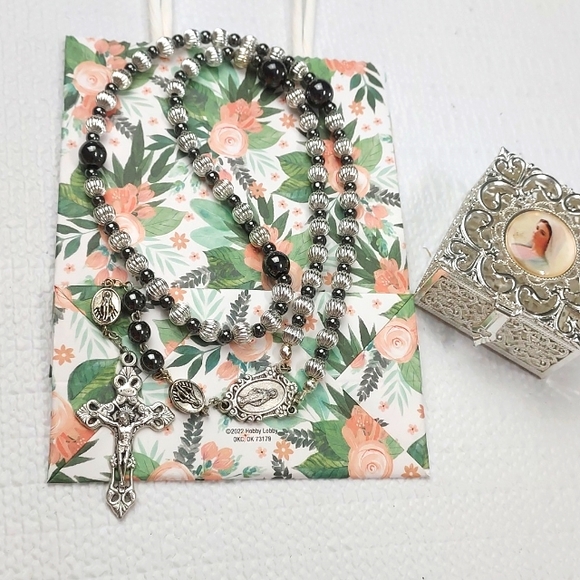 Rosary with gift box included. - Picture 6 of 10
